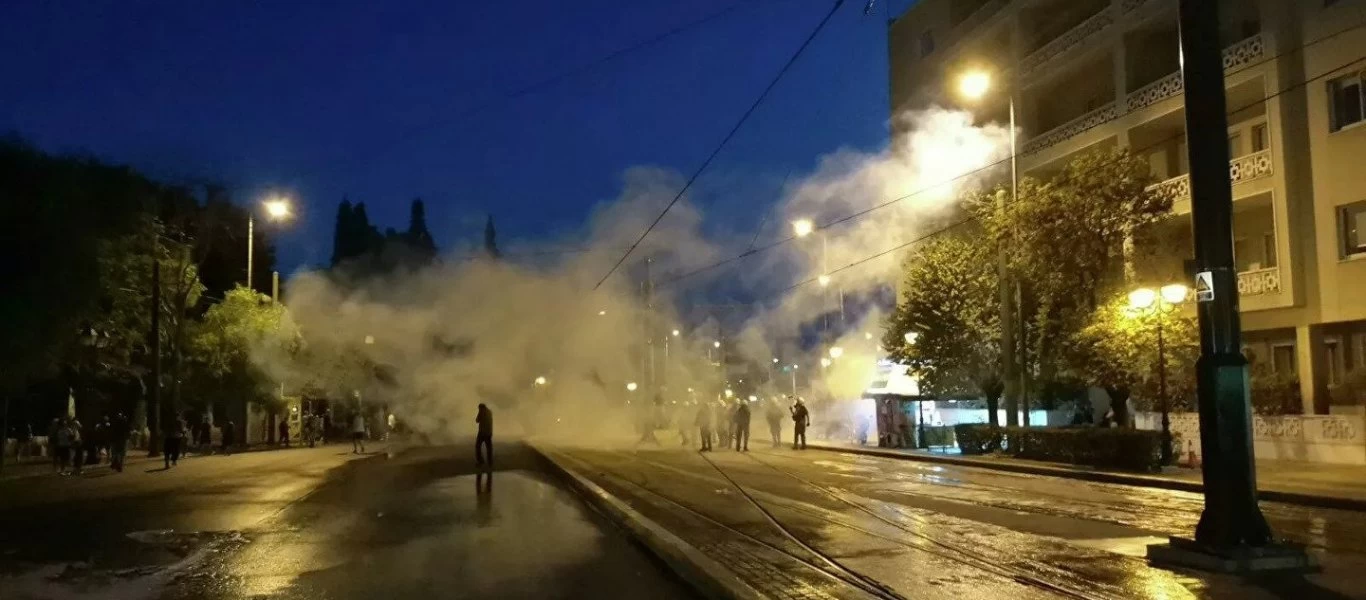 Δυνάμεις ασφαλείας έριξαν δακρυγόνα σε οικογένειες που διαδήλωναν στο Σύνταγμα! - Έγιναν συλλήψεις (φώτο)